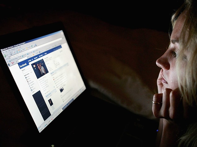 26. Facebook üzerinde, içerik akışını kontrol ederek ve yalnızca belli gönderileri göstererek insanları bazı duygulara yönlendirmek ve manipule etmek mümkün.