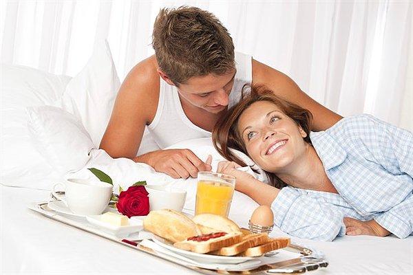 8. Yatağına kahvaltı götürdüğünüz sevgilinin "günah" diye geri çevirmesi