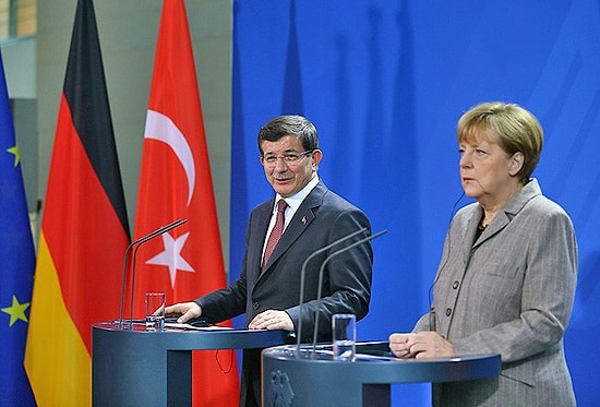 Davutoğlu: 'İslam ile Terör Yan Yana Kullanılmamalı'