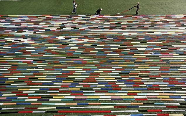 13. Sanırım bir futbol sahası.