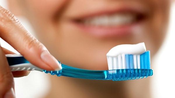 1. Diş fırçaladıktan hemen sonra ağzınızı suyla çalkalamak yanlış bir harekettir. Koruyucu floride tabakası etkisini kaybeder.