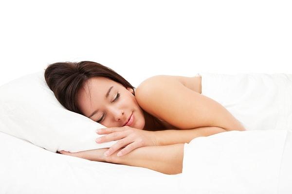 17. Uyurken başınızın yanına büyük bir mıknatıs bırakırsanız manyetik alandan dolayı rüyalarınız daha canlı ve kalıcı olabilir.