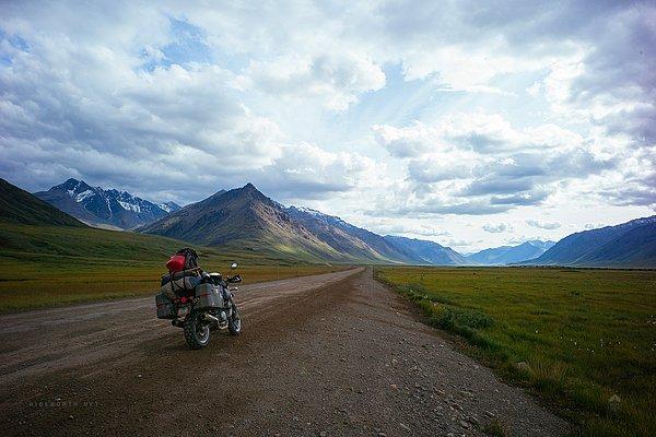 1. ''Atigun Pass, Alaska'nın en kuzey bölgesi, ulaşacağımız noktanın manzarası. Yola çıktığımızdan bu yana 8.000 kilometre. Buraya nasıl mı vardık?''