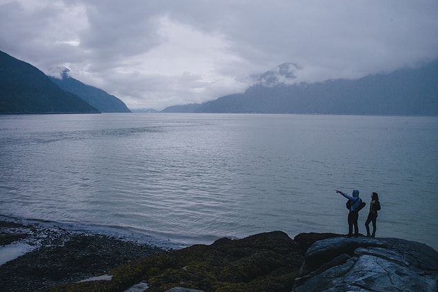 33. ''Skagway, Klondike Altına Hücum zamanından bu yana eski bir liman kasabası. Bir kaç eğlenceli ve inanılmaz derecede harika yerli kızlarla tanıştık ve bize etrafı gösterdiler.''