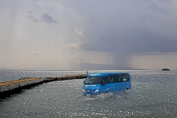 3. Venedik’in gondolları bizde var ama bizim suda gidebilen minibüsümüz onlarda yok.