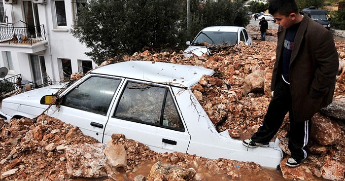 Kaş'ta Evleri Su Bastı, Araçlar Moloz Altında Kaldı...