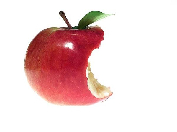 24. Cesedinin yanında tek bir ısırık alınmış bir elma bulunduğunda elmanın içine siyanür enjekte ederek intihar ettiği anlaşıldı.