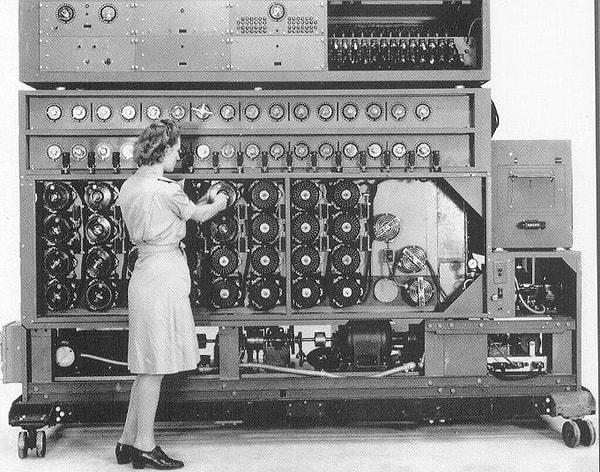 8. Bu görevdeyken farklı yöntemler geliştirir ve Enigma cihazı tarafından üretilen şifreleri kırmaya yarayan Bombe isimli bir elektromekanik makinenin tasarımına  katkıda bulunur.