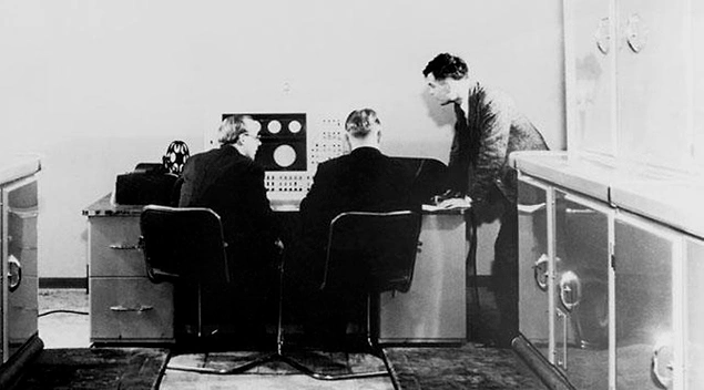 “Bilgisayar Mekanizması ve Zeka” isimli makalesinde yapay zeka konularına değinen Turing, bir makinenin “akıllı” sayılabilmesi için gereken standartları belirleyen bir deney tasarlar.