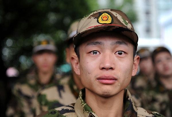 19. Çinli bir polis, görev için gemiyle gönderilmeden önce gözyaşlarına hakim olamıyor.