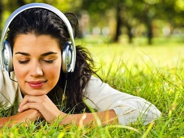 10.Hafıza kaybı yaşayan insanlara müzik dinletilmesi önerilir; çünkü beyin şarkıların içine bir çok anıyı kaydeder.