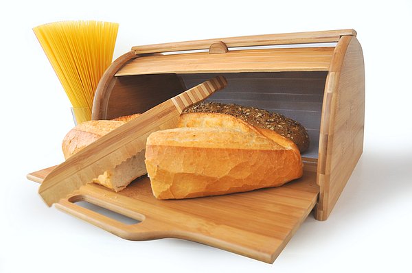12.Bayatlamış ekmeklerin üzerine su serpin ve folyo kağıda sarıp 5-10 dakika fırınlayın. Böylece taptaze olacaktır.