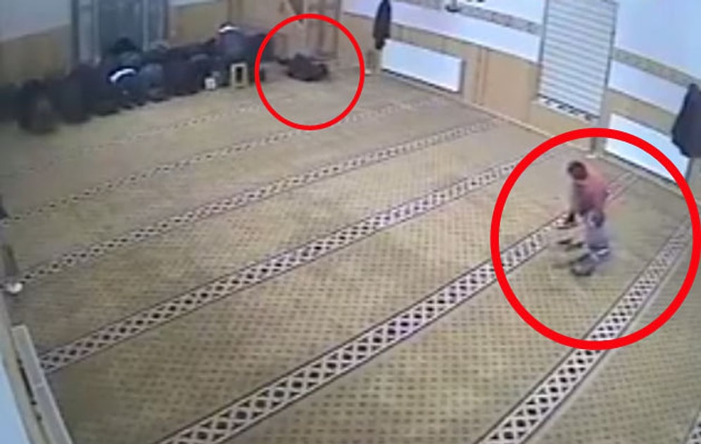 Namaz Kılan Adamın Altından Tabure Çeken Çocuk