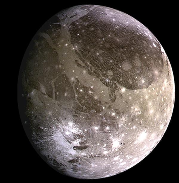 4. Ganymede, Jüpiter'in ve aynı zamanda Güneş Sistemi'nin en büyük uydusudur.