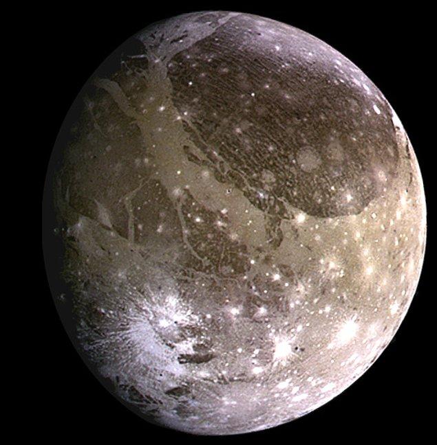 3. Ganymede, Jüpiter'in ve aynı zamanda Güneş Sistemi'nin en büyük uydusudur.