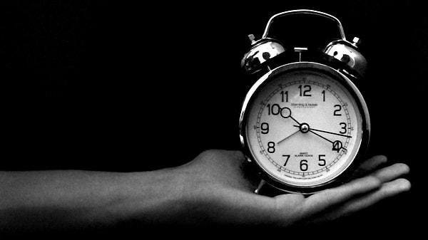 2. Sabah 7'de kalkılacağı halde saati 5'e ayarlamak, o saatte çalan alarmla uyanıp "oh, daha çok var kalkmama" diyerek kısa süreli bir mutluluk yaşamak.