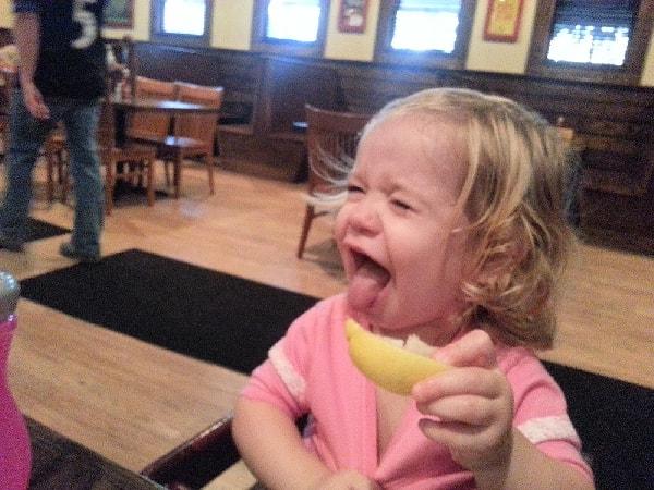 5. Konuşamayan bebeklere limon dilimi ikram etmek. Kimseye şikayet edemiyor ve suratları inanılmaz sevimli görünüyor.