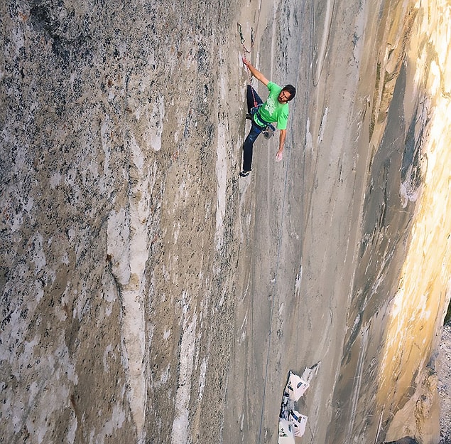 Tommy ve Caldwell 915 metre uzunluğunda Yosemite'taki dik kayalıklara tırmanıyor.