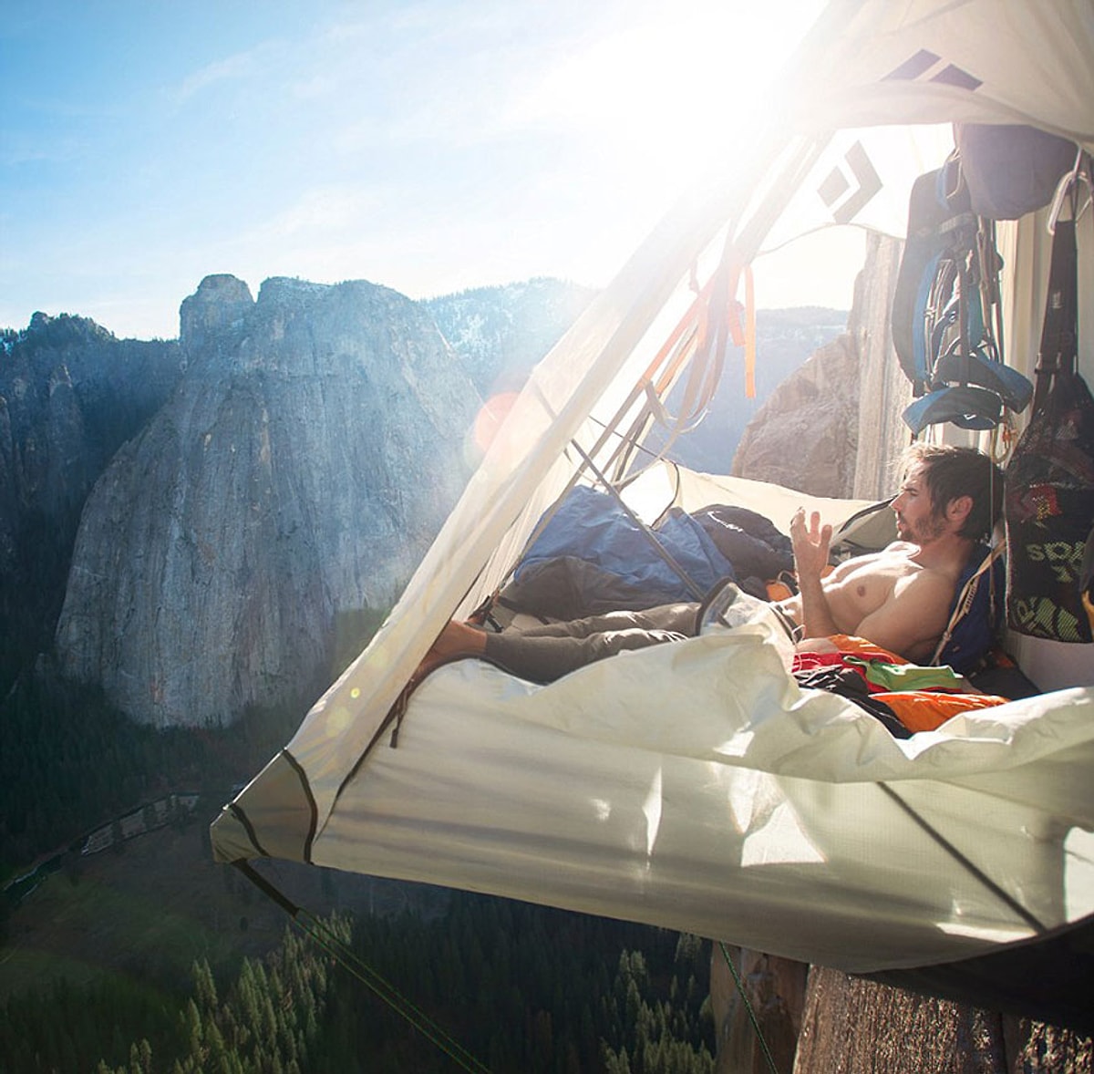 Человек в спальном мешке. Спальник уаз 452. Спальник для похода. Уснула в лесу. Вне ночевать.
