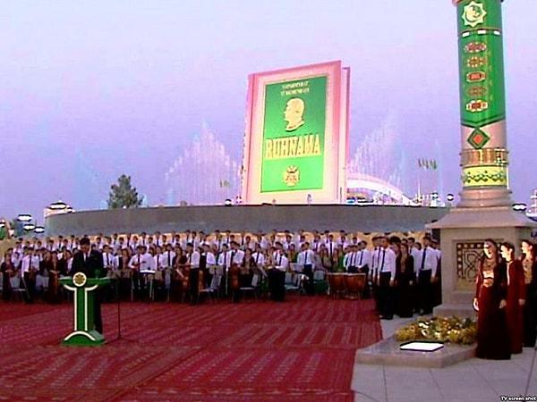 11. Eğer Türkmenistan'da kullanabileceğiniz bir ehliyete ihtiyacınız varsa veya ülkenin resmi kurumlarında bir iş istiyorsanız, bu kitabı EZBERLEMEK zorundasınız.