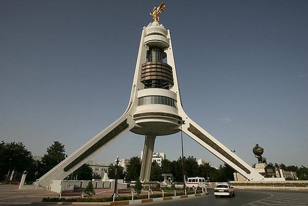 14. Aşkabat'ta bulunan Bitaraplyk Binası, Türkmenistan'ın hiçbir ülkenin yanında yer almamasını ve savaşlara katılmamasını kutlamak amacıyla 1998 yılında inşa edildi.