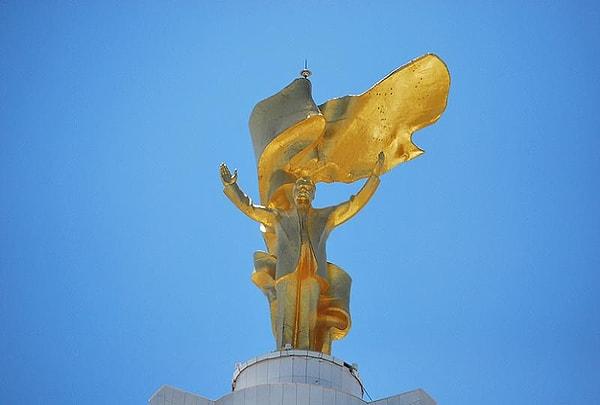 15. Asya'da bulunan en saçma heykel ile tanışın. Niyazov'un bu devasa heykeli aslında yavaşça hareket edecekti ve yüzü her zaman güneşe dönük olacaktı. Fakat sistemin motoru kısa bir süre sonra bozuldu.