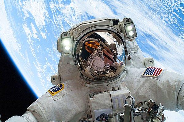 38. Bir astronottan uzayda selfie
