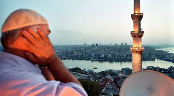 Aşkına Karşılık Vermeyen Kadın İçin Sela Okuttu