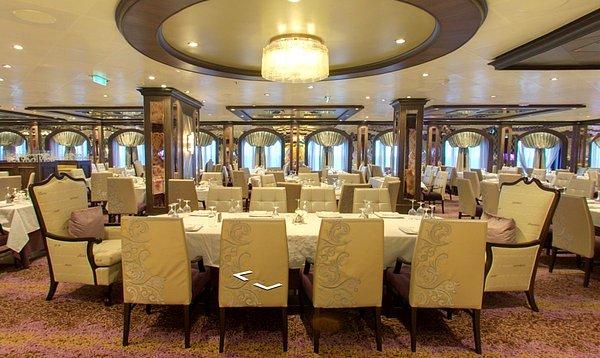 12. Gemide 18 restoran mevcut. Fotoğrafta yer alan, en ihtişamlısı.