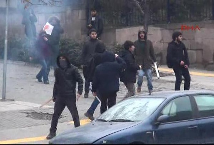 Ankara Üniversitesi'nde Taşlı Sopalı Charlie Hebdo Kavgası