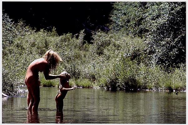 2. Çocuk nehirde yıkanıyor.