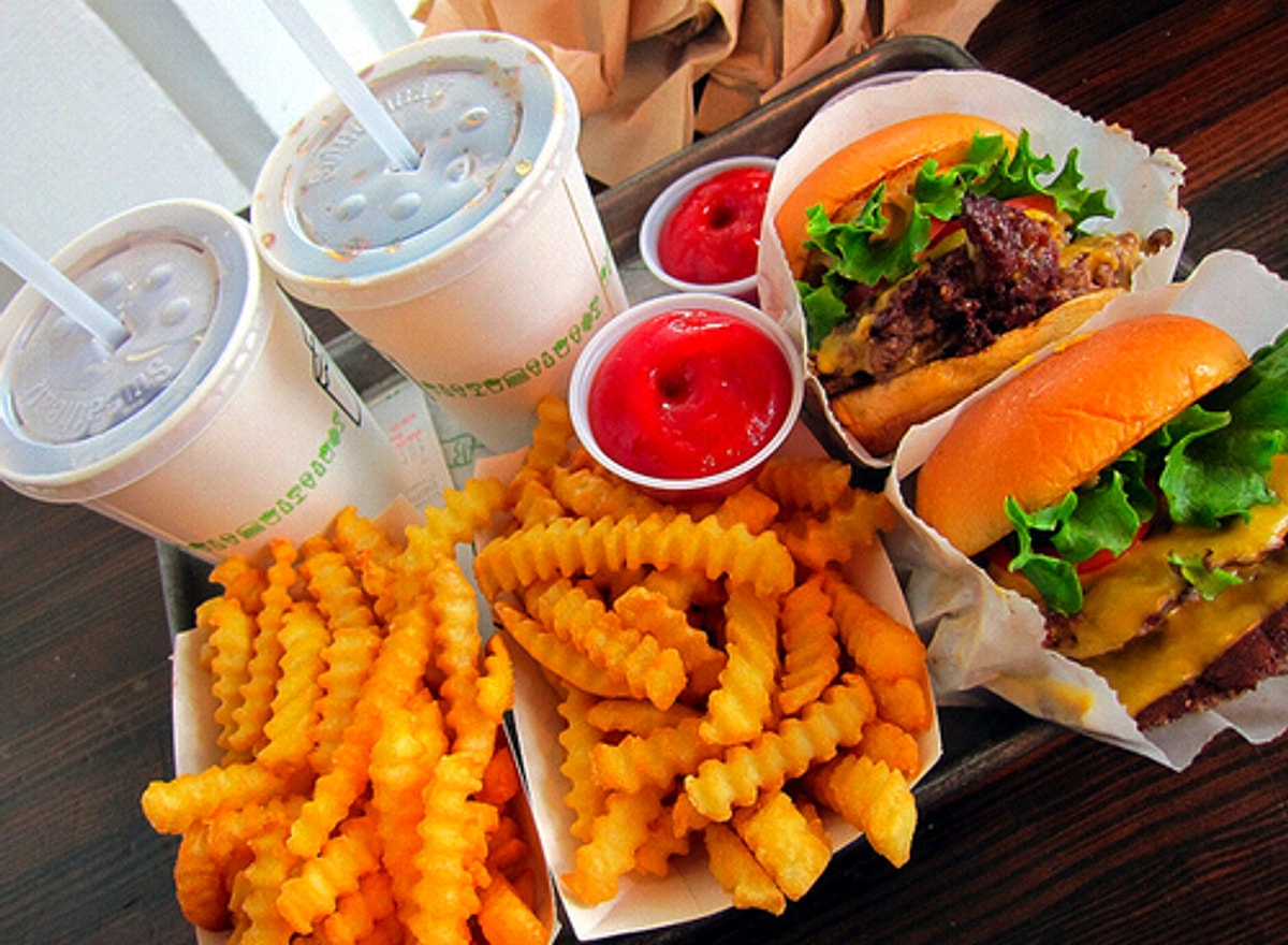 Люблю фаст фуд. Бургер любовь. Люблю фаст фуд. Блюда фаст фуда. Американские фастфуды.