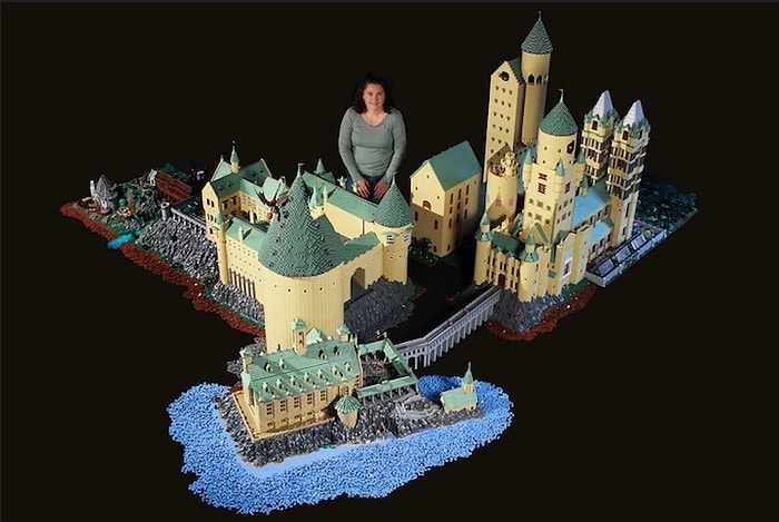 400.000 Lego Taşı Kullanarak Hogwarts Cadılık ve Büyücülük Okulu'nun Modelini Çıkaran Hırslı Kadın