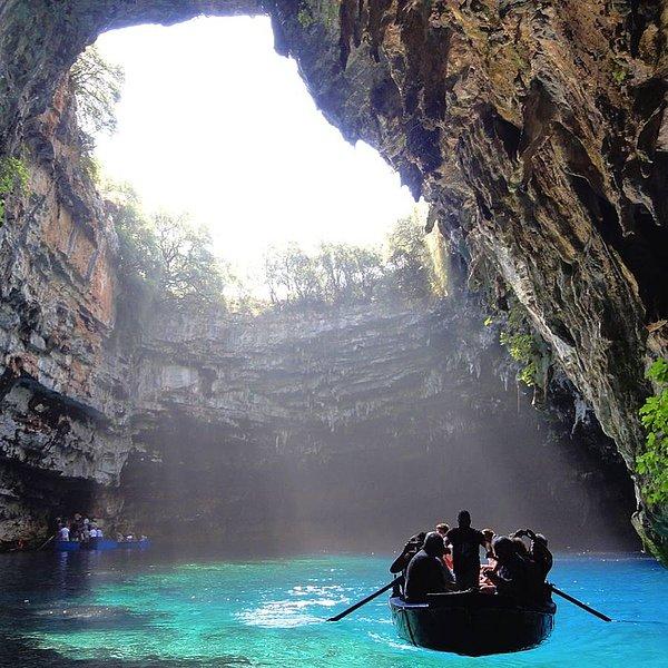 9. Melissani Mağarası - Yunanistan