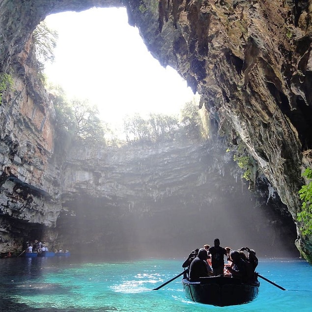 9. Melissani Mağarası - Yunanistan