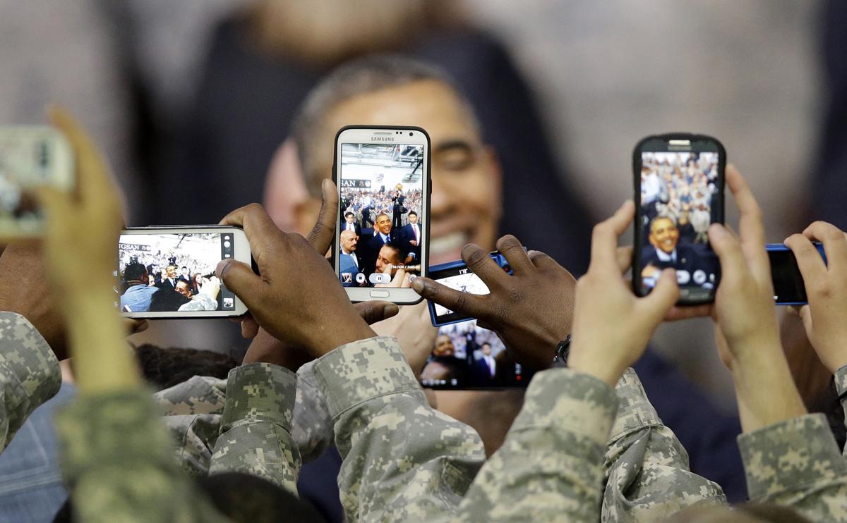 1. Barack Obama'nın fotoğrafını çekmeye çalışan Amerikalı askerler.