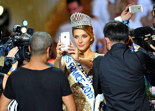 3. 2015 Miss Fransa'yı kazanan Camille Cerf, zaferini çektiği bir selfie ile kutluyor.