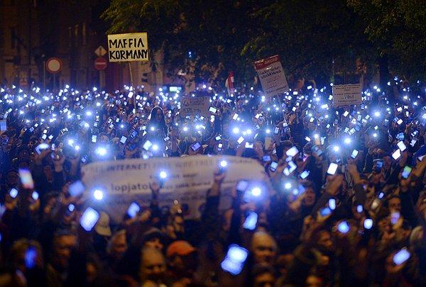 4. Binlerce Macar protestocu, Macar Hükümeti'nin internet vergisi politikasına karşı telefon ve tabletleriyle eylem yapıyor.