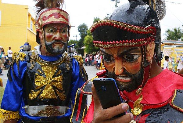 5. Filipinler'in Mogpog bölgesinde telefonunu kontrol eden bu tuhaf kıyafetli adam.