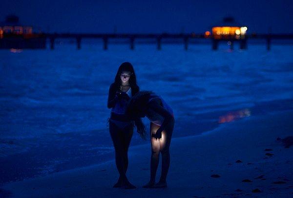 11. Florida, Ft. Myers Sahilinde, iki genç kız telefonlarının ışıkları yardımıyla yürüyüşe çıkmışlar.
