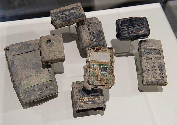 12. 11 Eylül Olayları'ndan arda kalan, binadan çıkan mobil cihazlar.