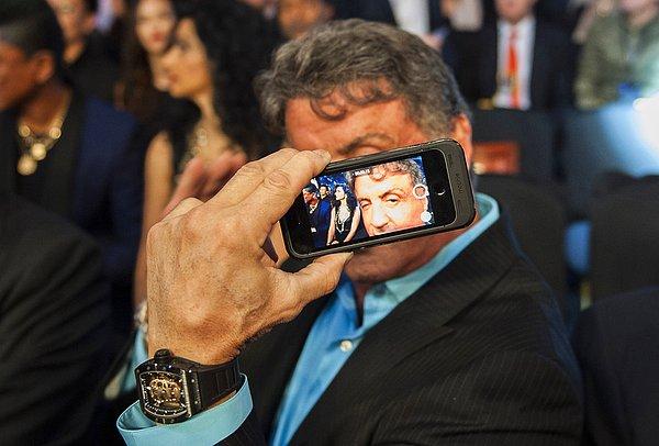 15. Amerikalı aktör Sylvester Stallone, gittiği bir boks maçı öncesinde selfie çekerken.