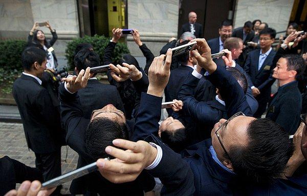 19. New York'ta bir şirketin çalışanları, borsada kendi ofislerinin önünde fotoğraf çekerken.