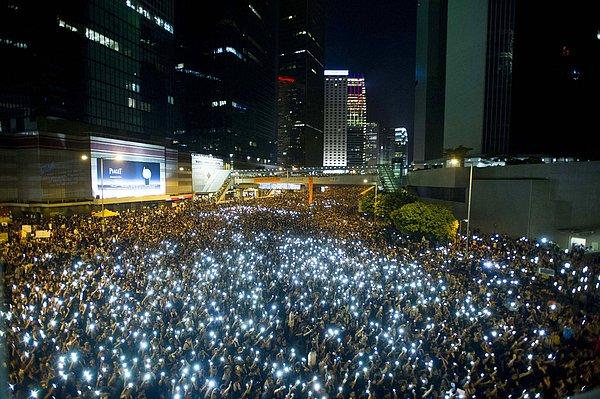23. Hong Kong'da göstericiler, telefonlarının ışıklarıyla dayanışma sağlıyorlar.