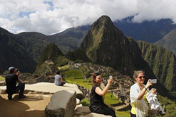 26. Machu Picchu'yu ziyaret eden turistler gerek manzarayı, gerek kendilerini çekiyorlar.
