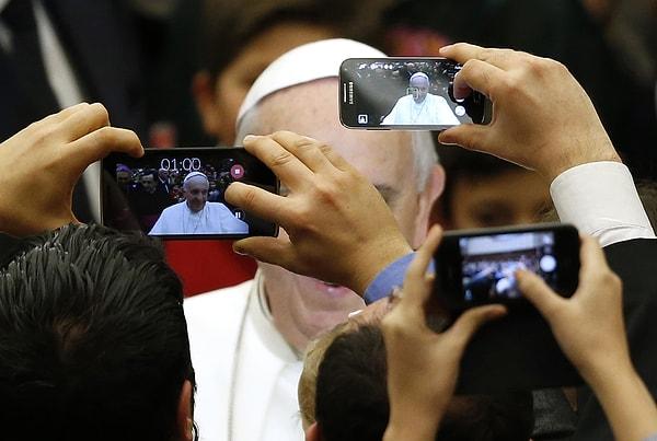 29. Vatikan'da, Papa Francis'in görüş açısını kapatan telefonlar, kameralar..