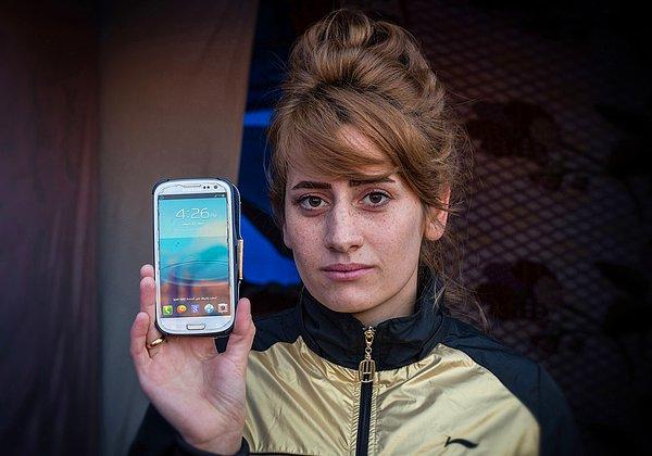 36. İsmini vermek istemeyen Iraklı bir Hristiyan vatandaş, IŞİD'in ailesini ve her şeyi aldığını söylüyor. Elinde kalan yalnızca gösterdiği cep telefonu.