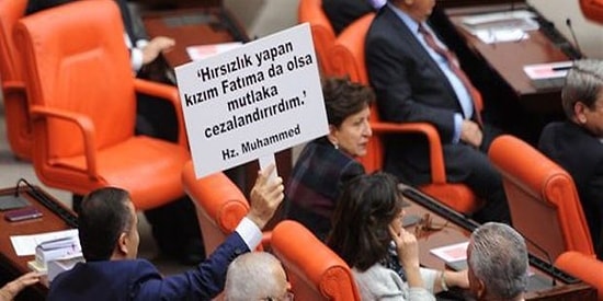 Meclis'te Hz. Muhammed Pankartı: 'Hırsızlık Yapan Kızım Fatıma da Olsa Mutlaka Cezalandırırım'