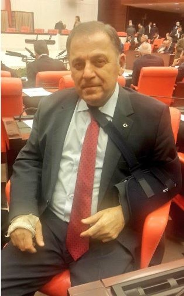CHP Bursa MV Aykan Erdemir, geçirdiği trafik kazası sonucu 9 kırığı bulunmasına rağmen oylamaya katılan Haluk Ahmet Gümüş'ün fotoğrafını paylaştı.