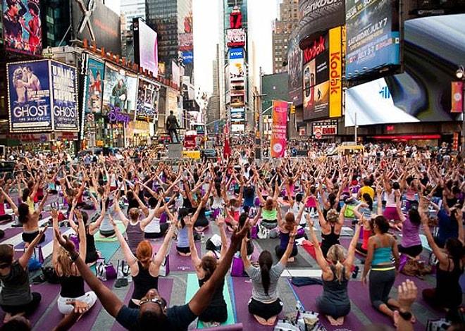 Bu İnsanlar Neden Böyle Duruyor Dedirten 10 Yoga Pozisyonu